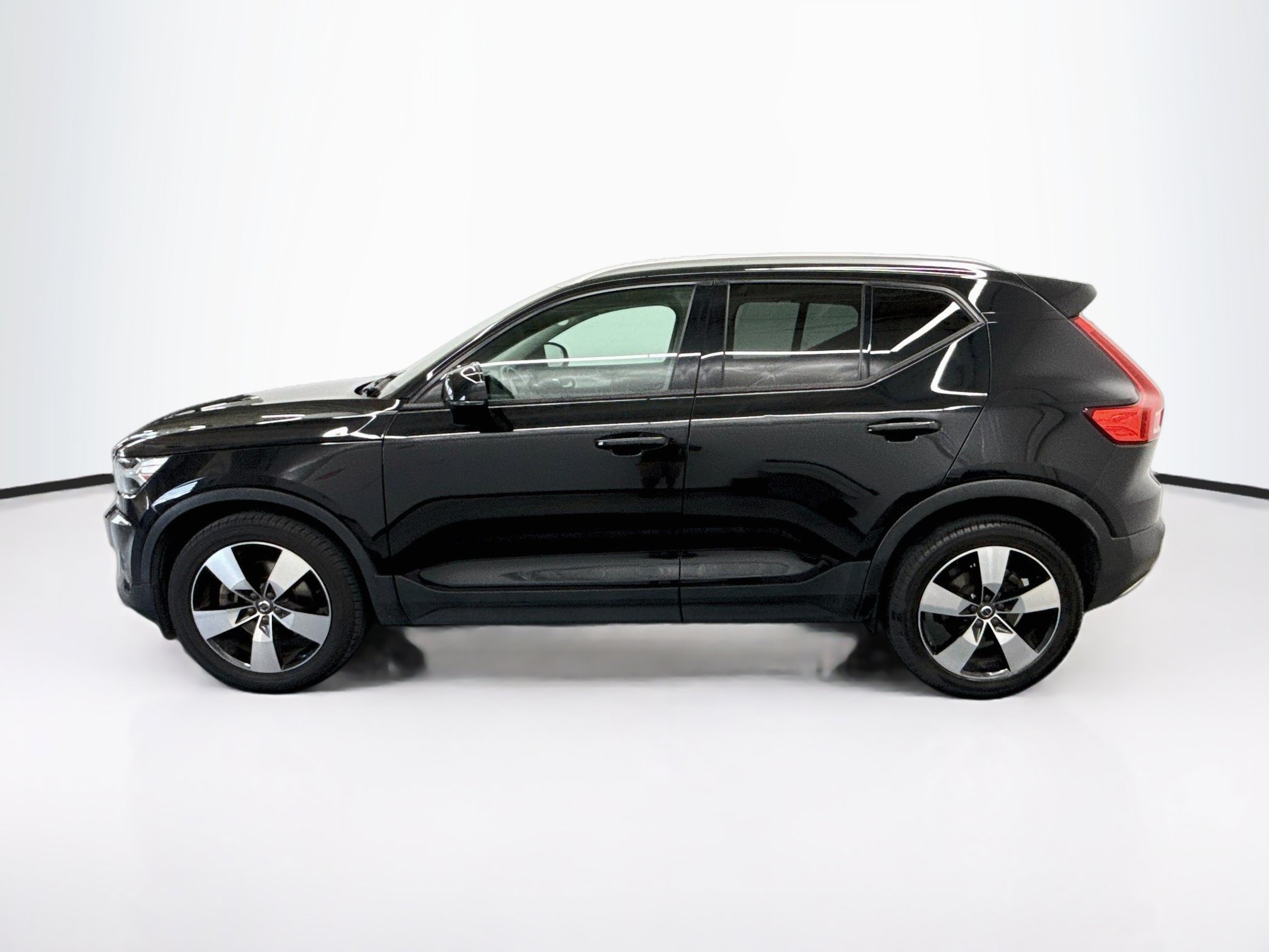 Used 2022 Volvo XC40 T5 Momentum AWD/4WD image 4