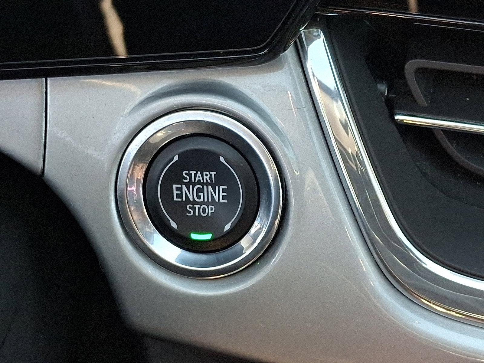 Certified 2025 Chevrolet Trax LT image 24