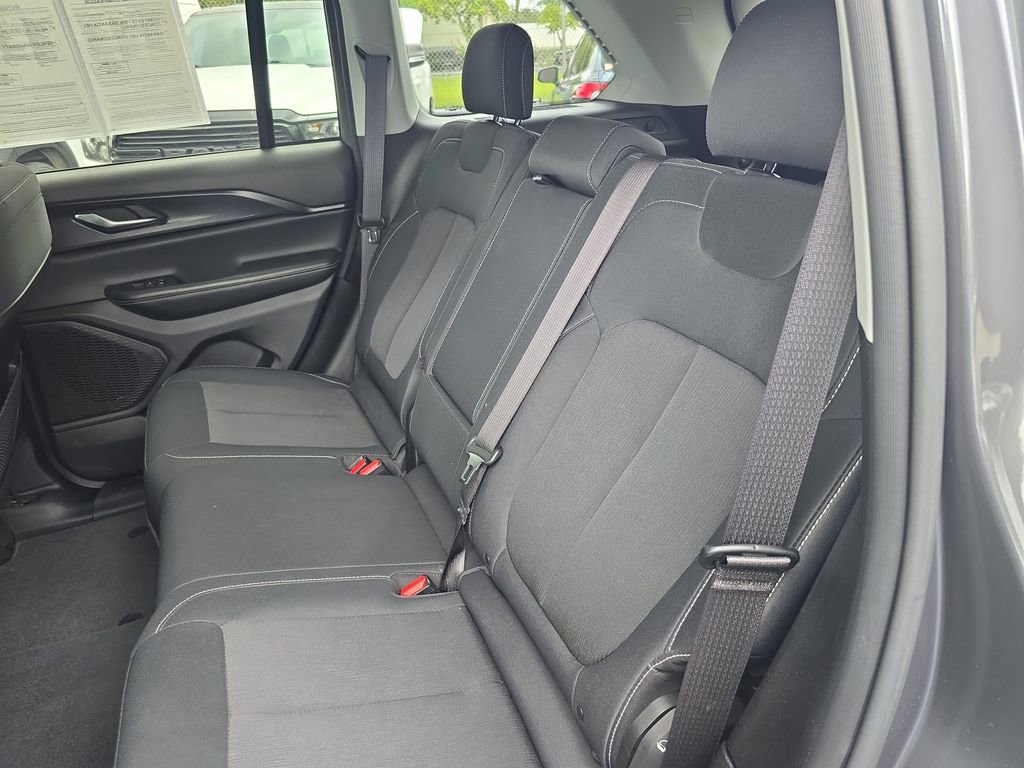 Used 2023 Jeep Grand Cherokee Laredo X image 12