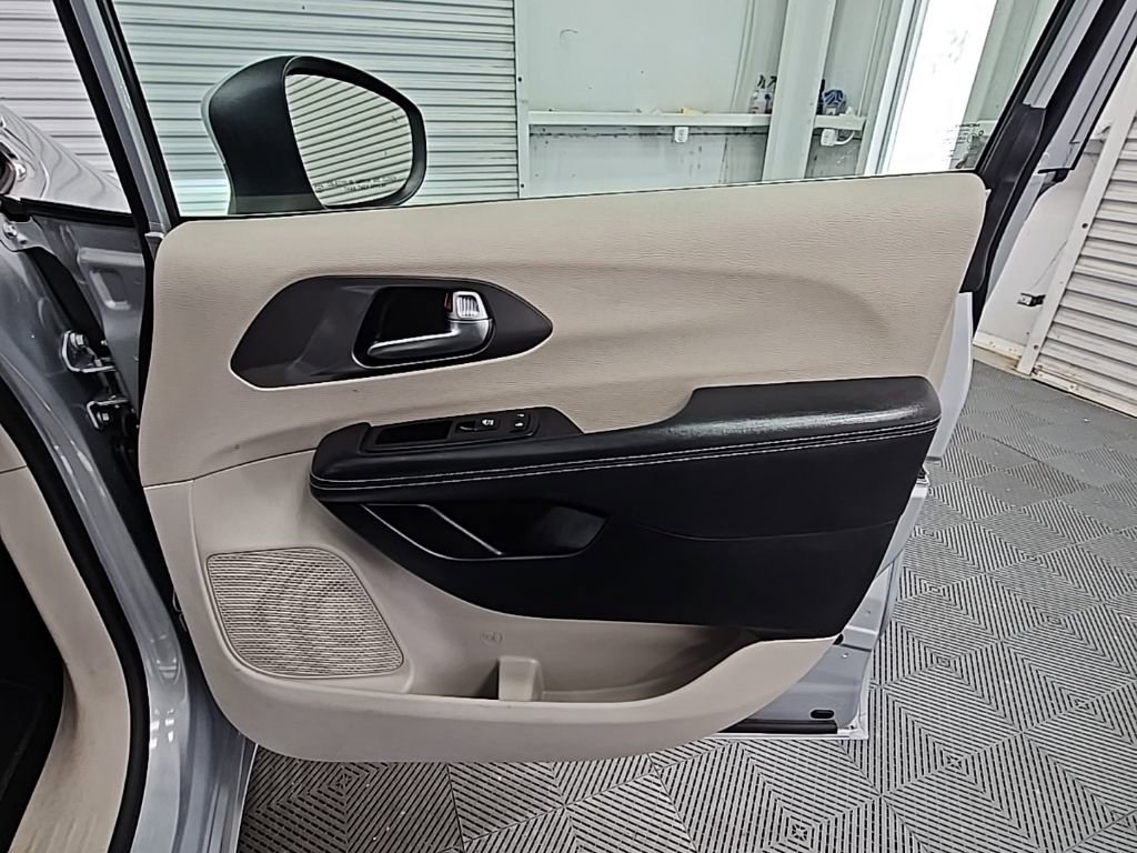 Used 2023 Chrysler Pacifica Touring-L image 35