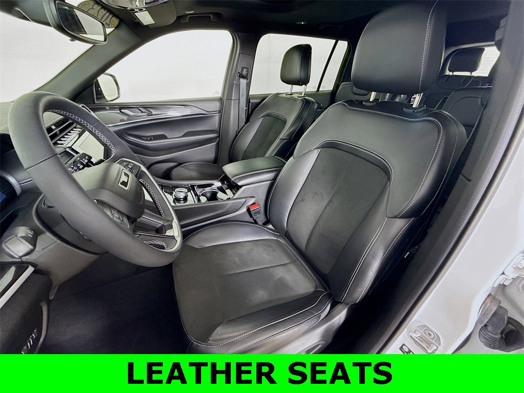 Used 2023 Jeep Grand Cherokee L Laredo image 2