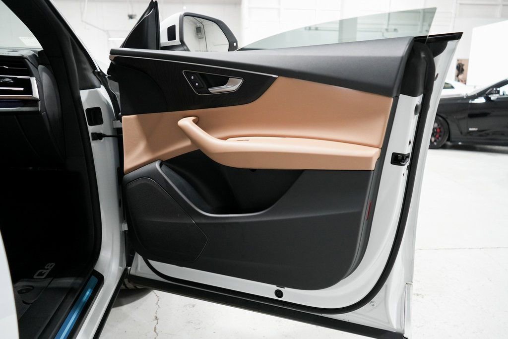 Used 2023 Audi Q8 Premium image 34