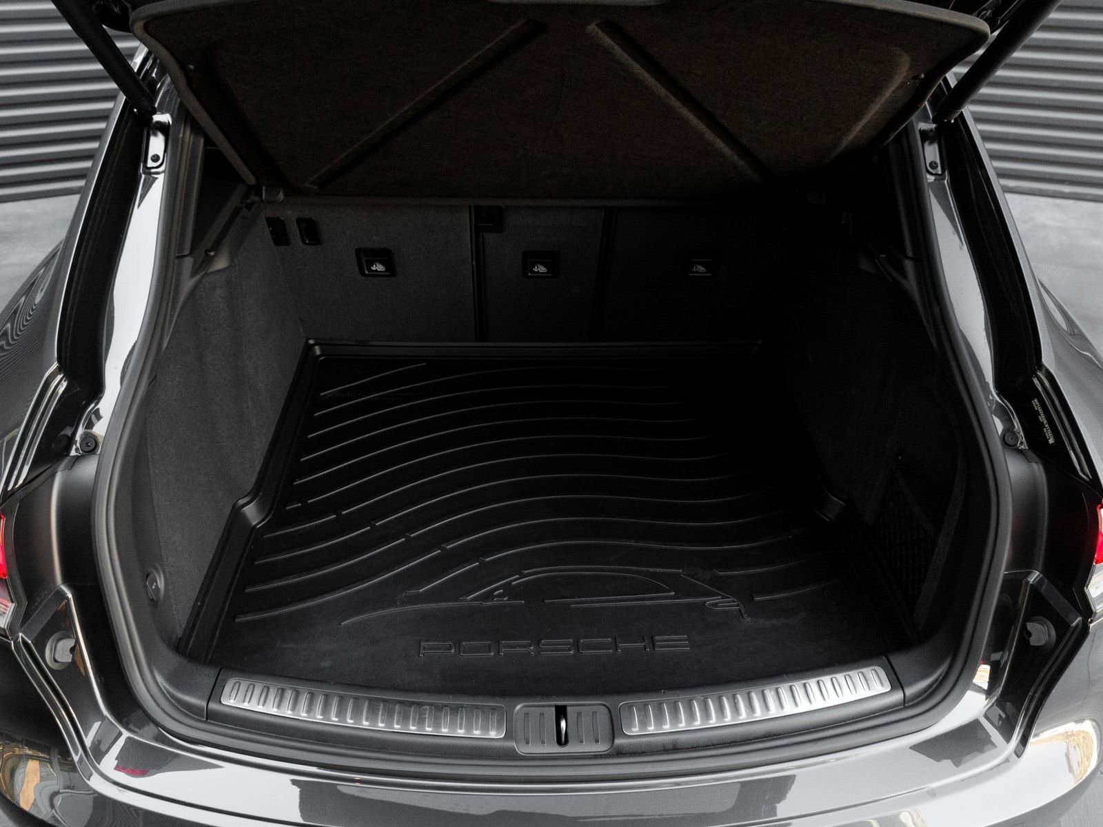 Used 2025 Porsche Macan AWD/4WD image 25