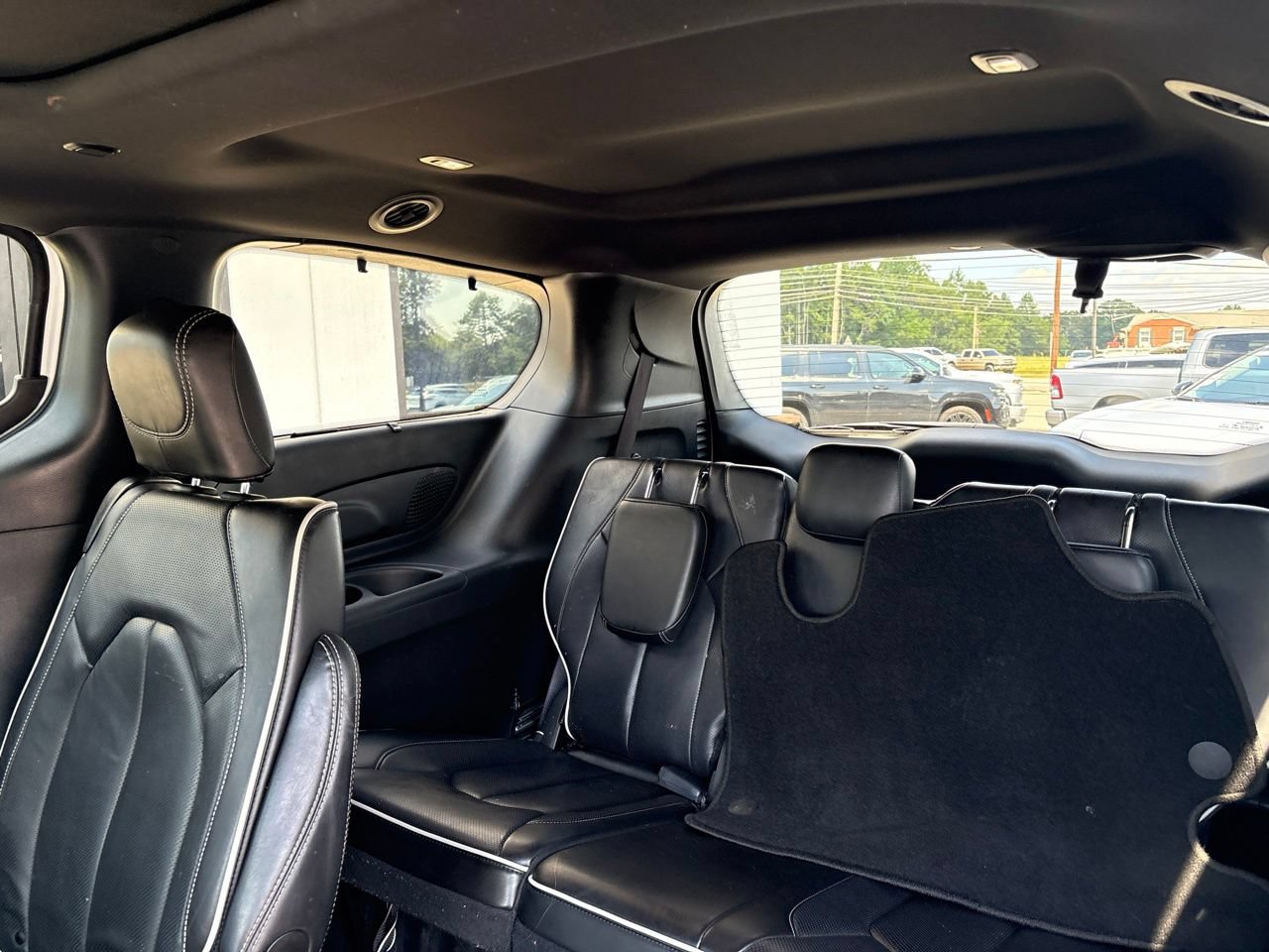 Used 2025 Chrysler Pacifica Limited FWD image 6