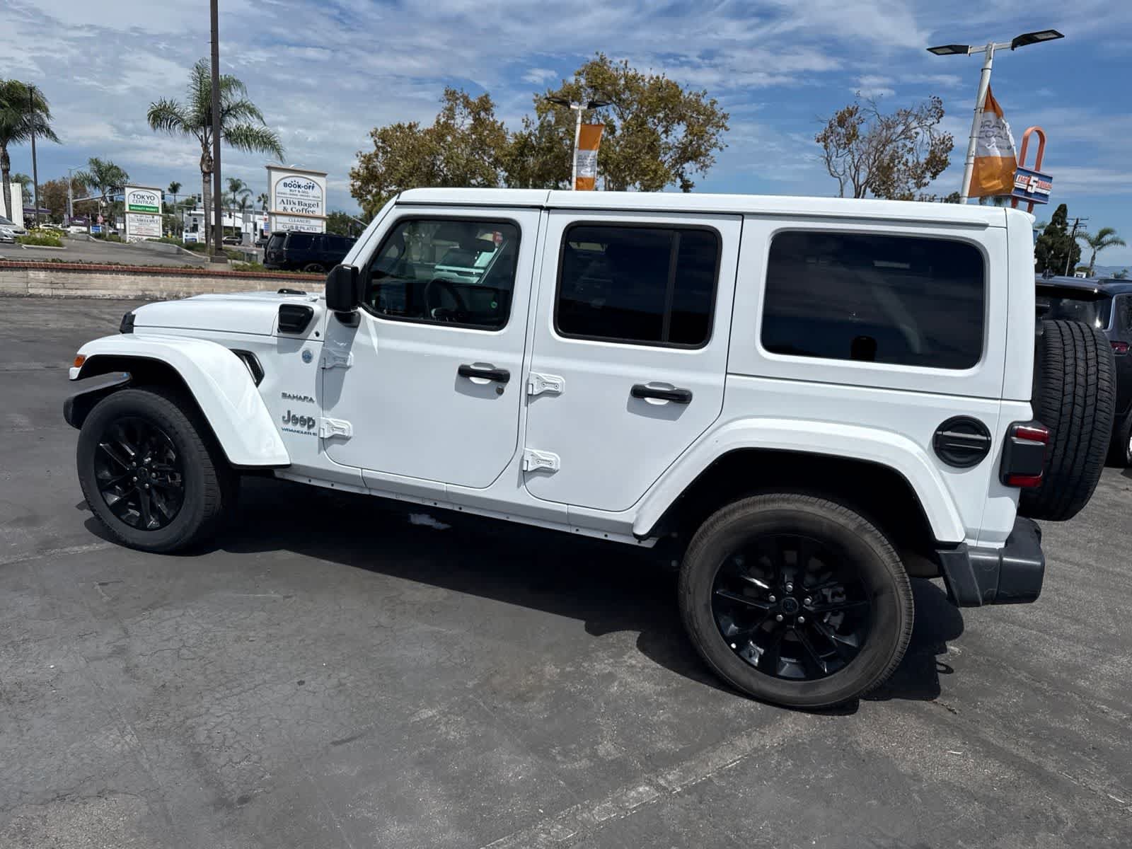 Used 2024 Jeep Wrangler Unlimited Sahara AWD/4WD image 21