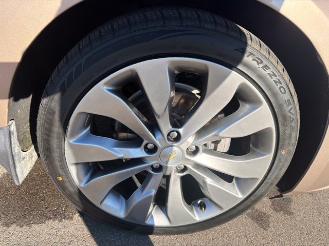 Used 2018 Chevrolet Malibu Premier w/ Premier Sun and Wheel Package FWD image 4