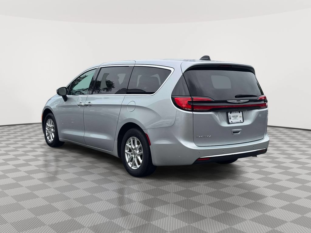 Used 2023 Chrysler Pacifica Touring-L FWD image 5