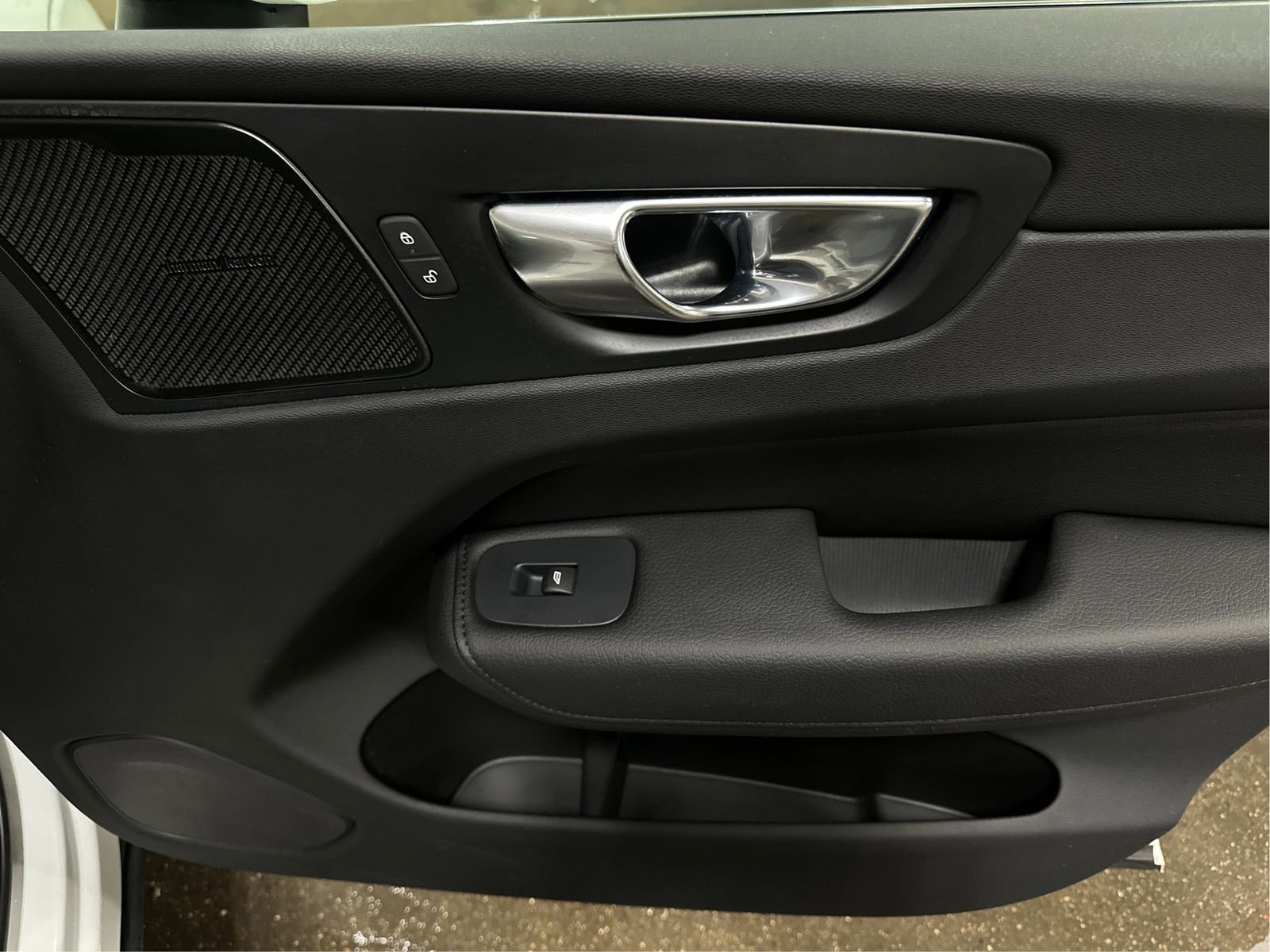 Used 2022 Volvo XC60 B5 Momentum w/ Climate Package image 21