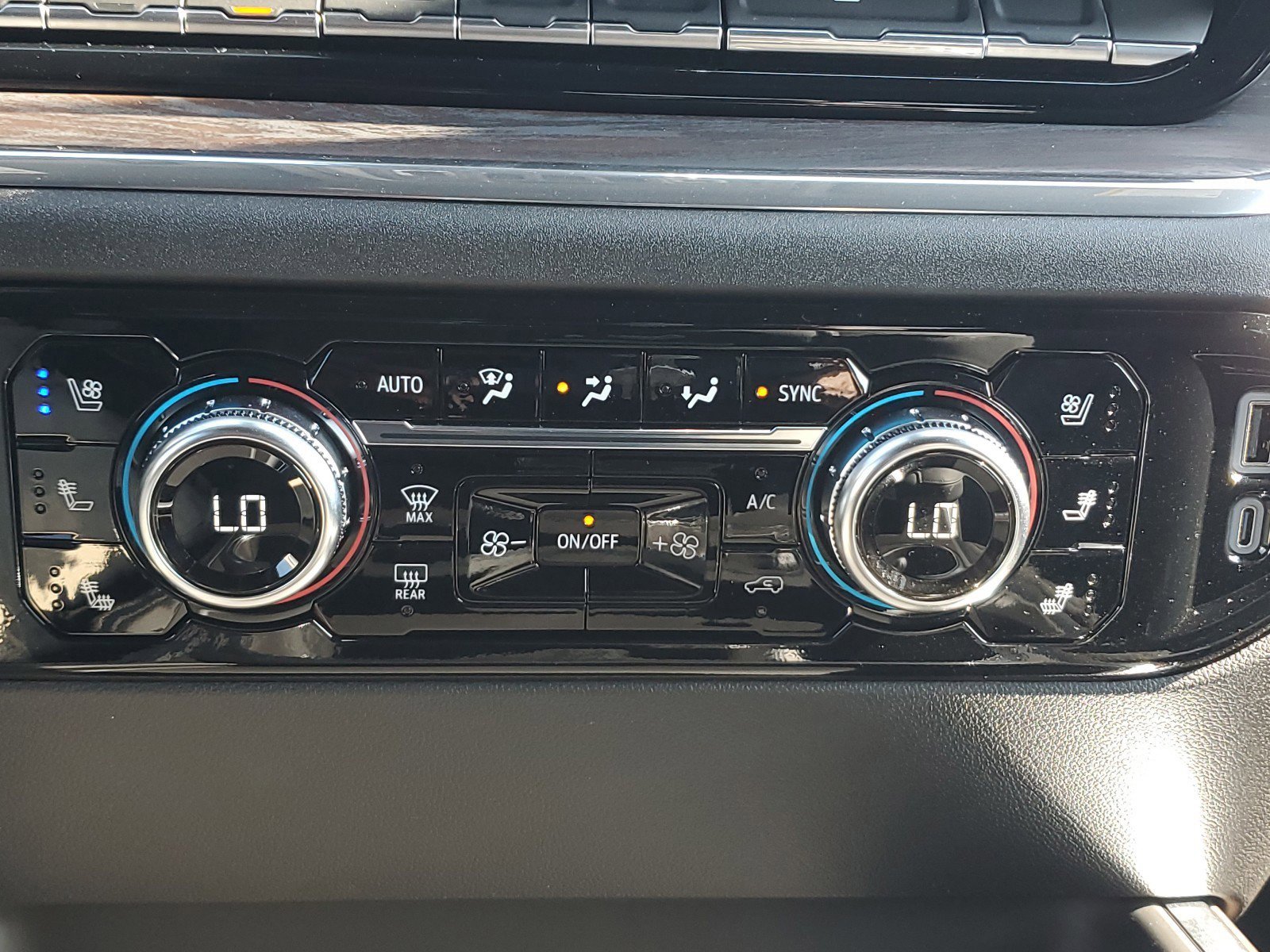 New 2025 GMC Sierra 2500 SLT w/ SLT Premium Package image 31