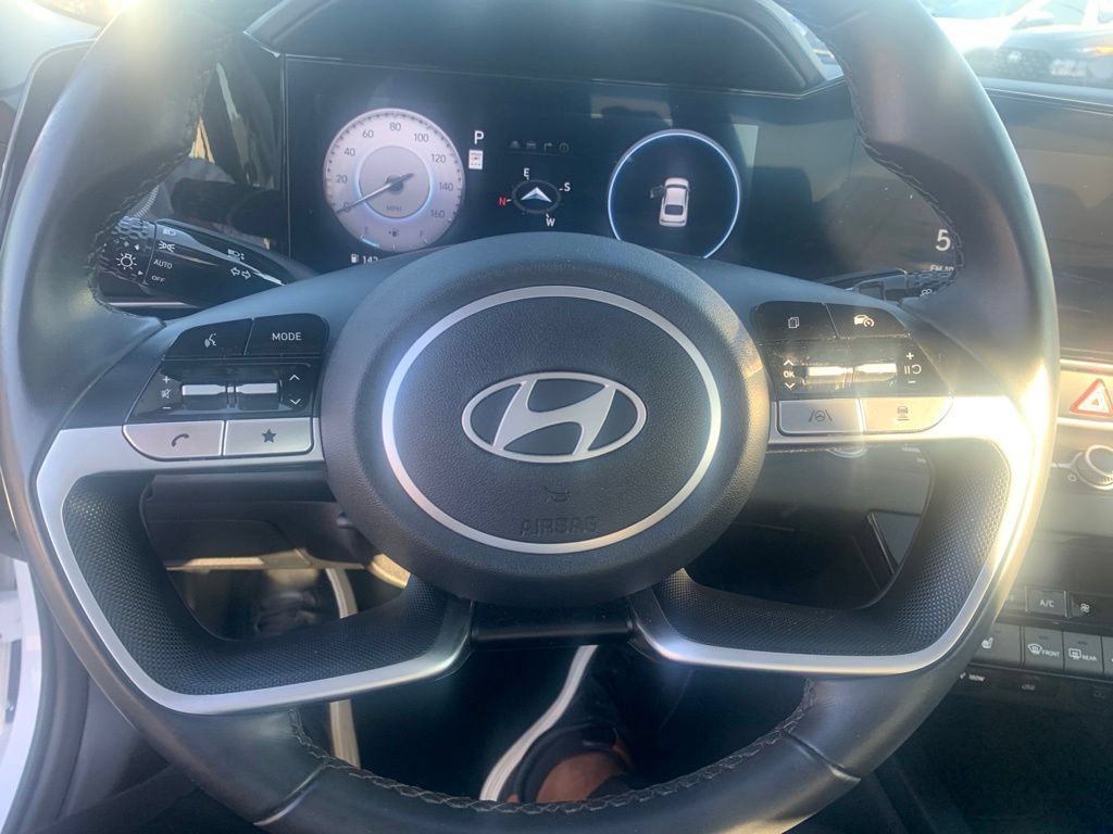 Certified 2025 Hyundai Elantra SEL FWD image 17