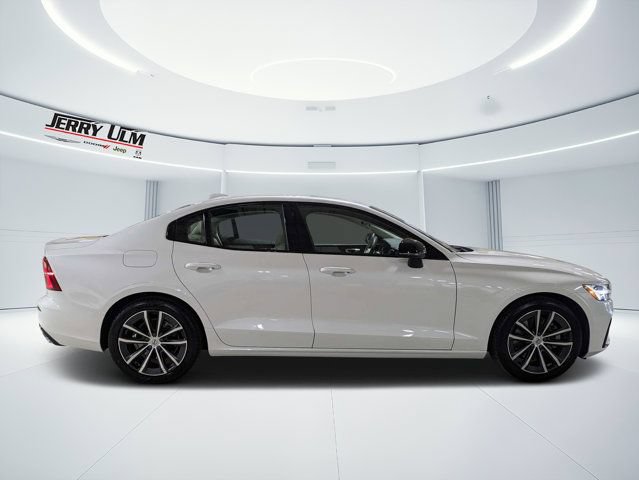 Used 2022 Volvo S60 B5 Momentum w/ Premium Package FWD image 2