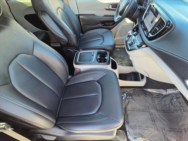 Used 2024 Chrysler Pacifica Select image 19