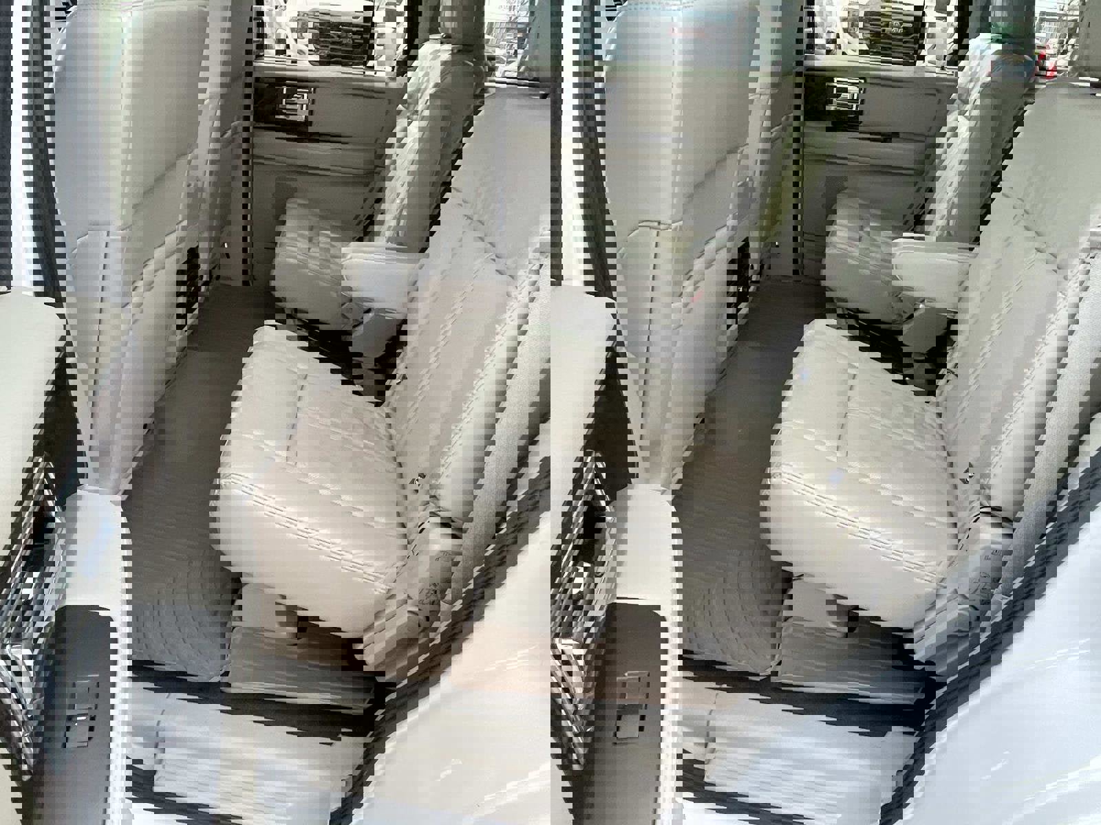 Used 2016 Lincoln Navigator Select image 13