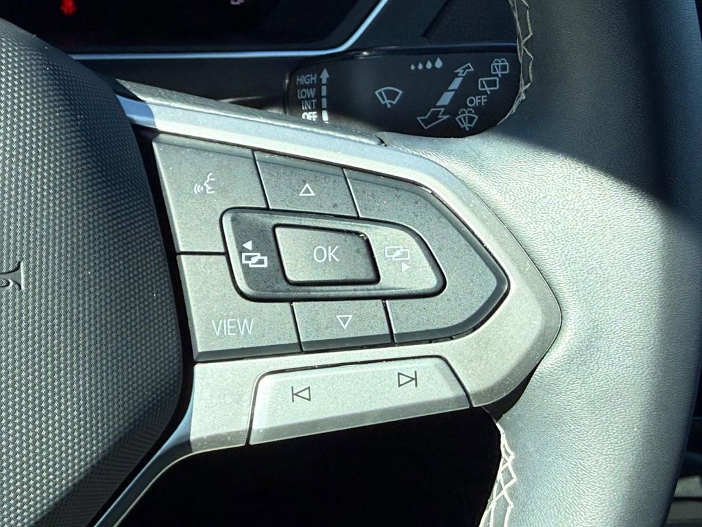 Certified 2024 Volkswagen Tiguan SE image 17