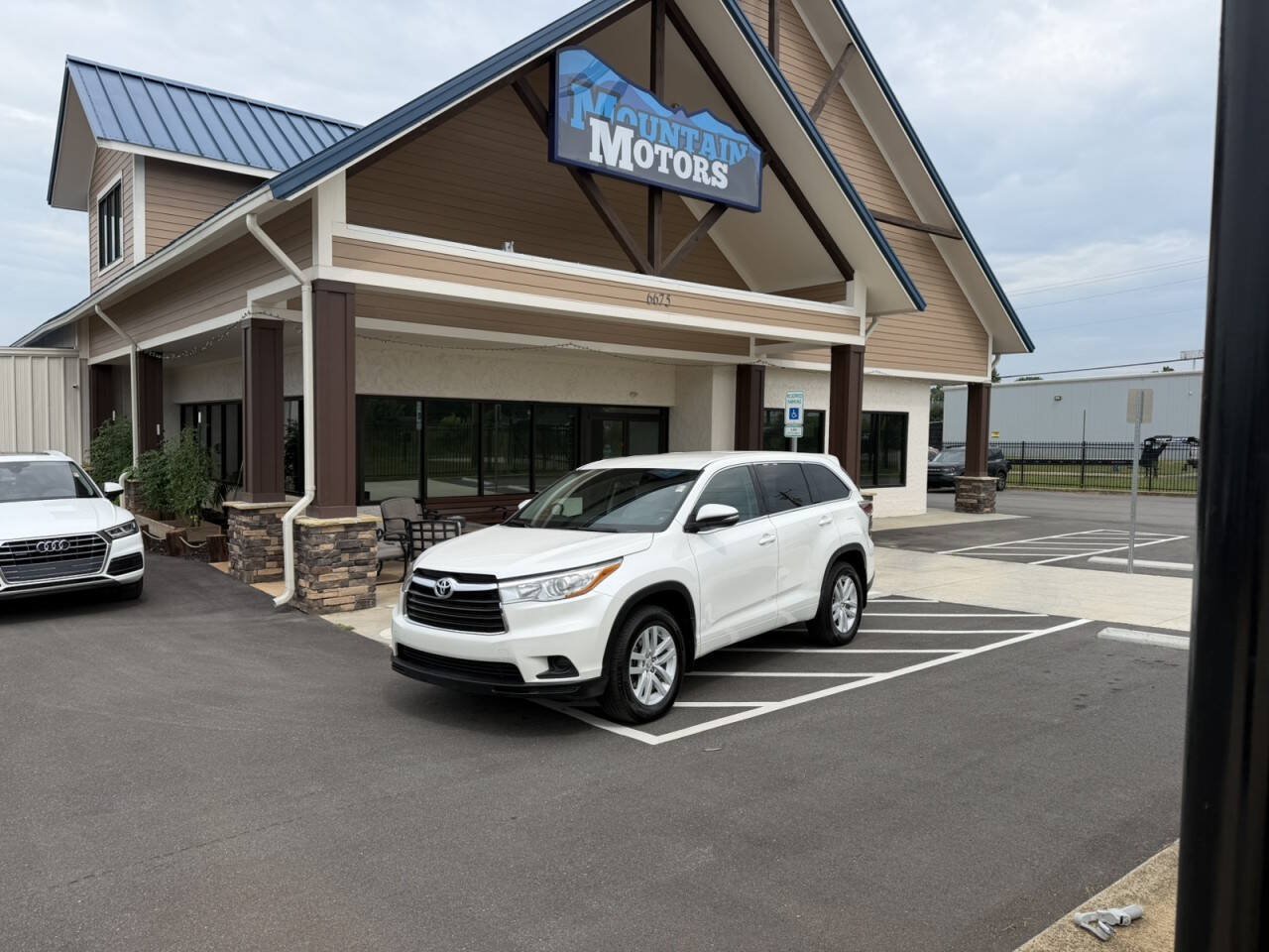 Used 2015 Toyota Highlander LE AWD/4WD image 1