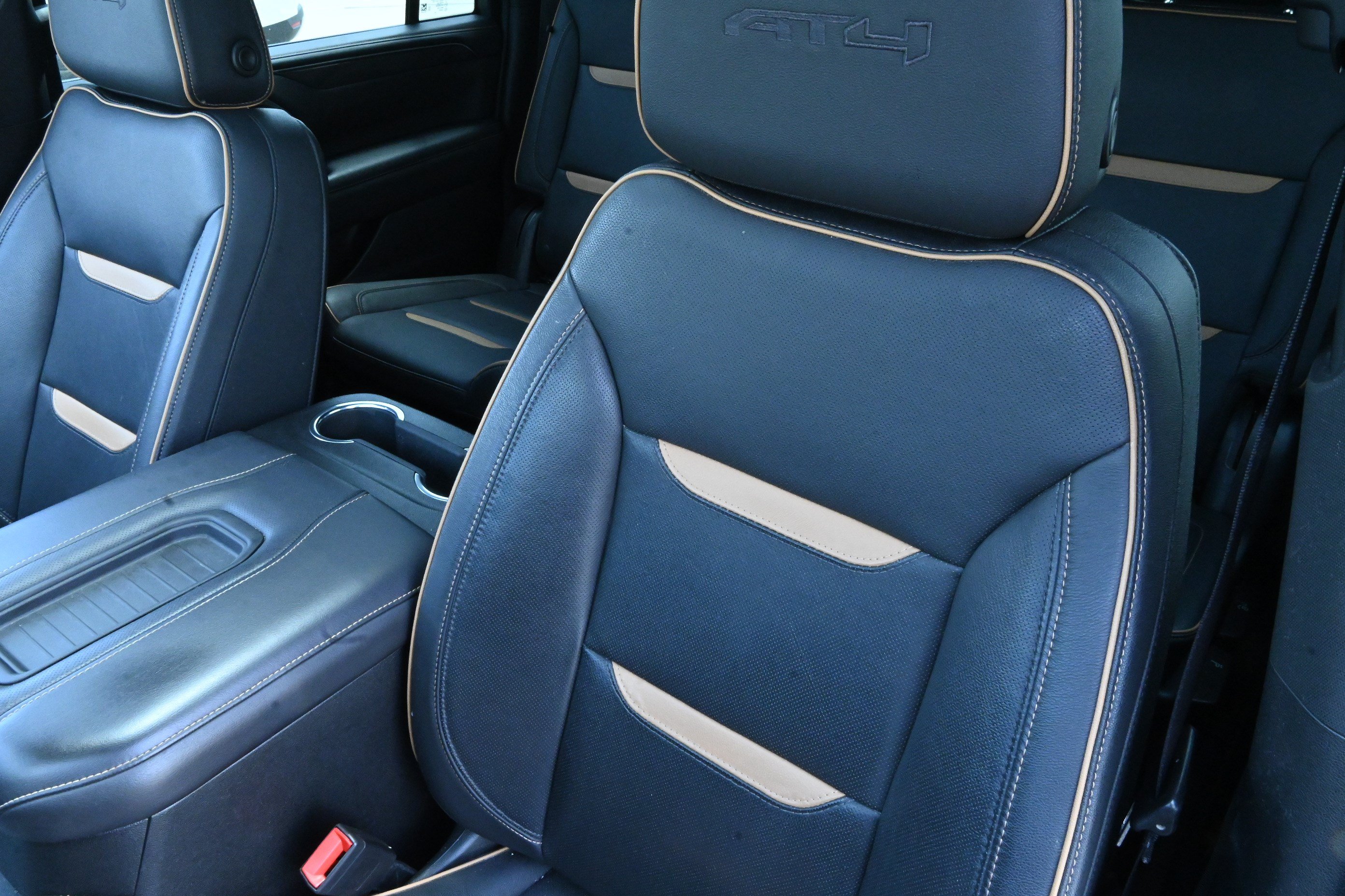 Used 2023 GMC Yukon XL AT4 w/ AT4 Premium Package AWD/4WD image 11