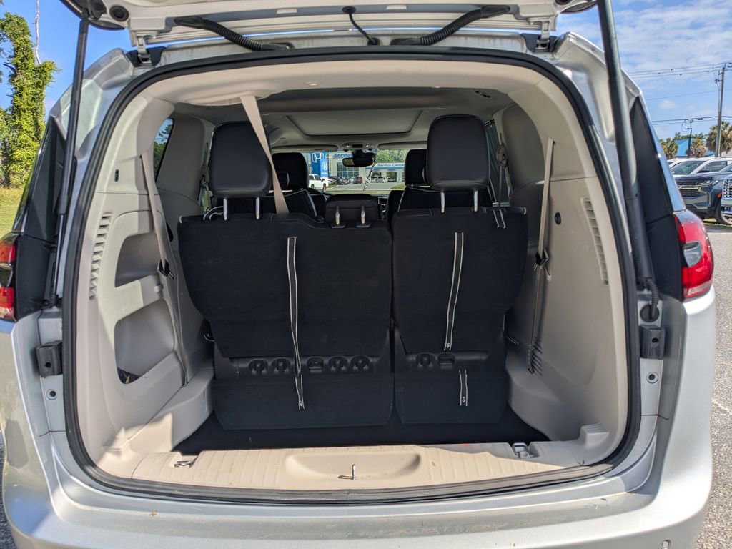 Used 2023 Chrysler Pacifica Limited image 11
