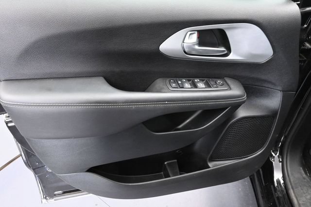 Used 2024 Chrysler Pacifica Touring FWD image 25