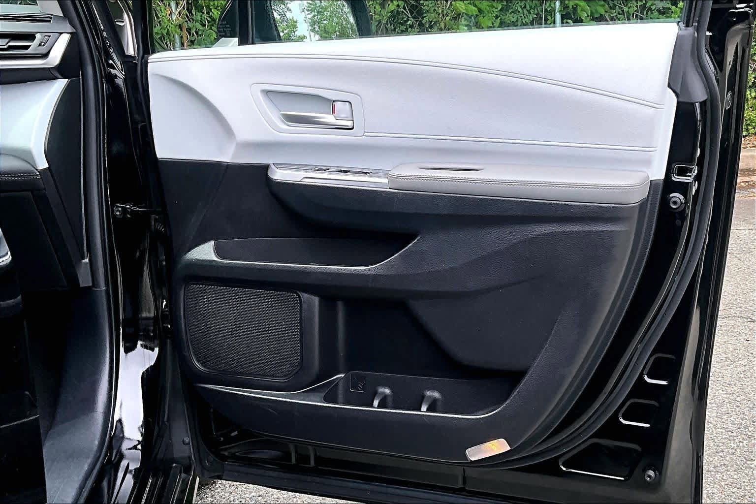 Certified 2025 Toyota Sienna XLE FWD image 23