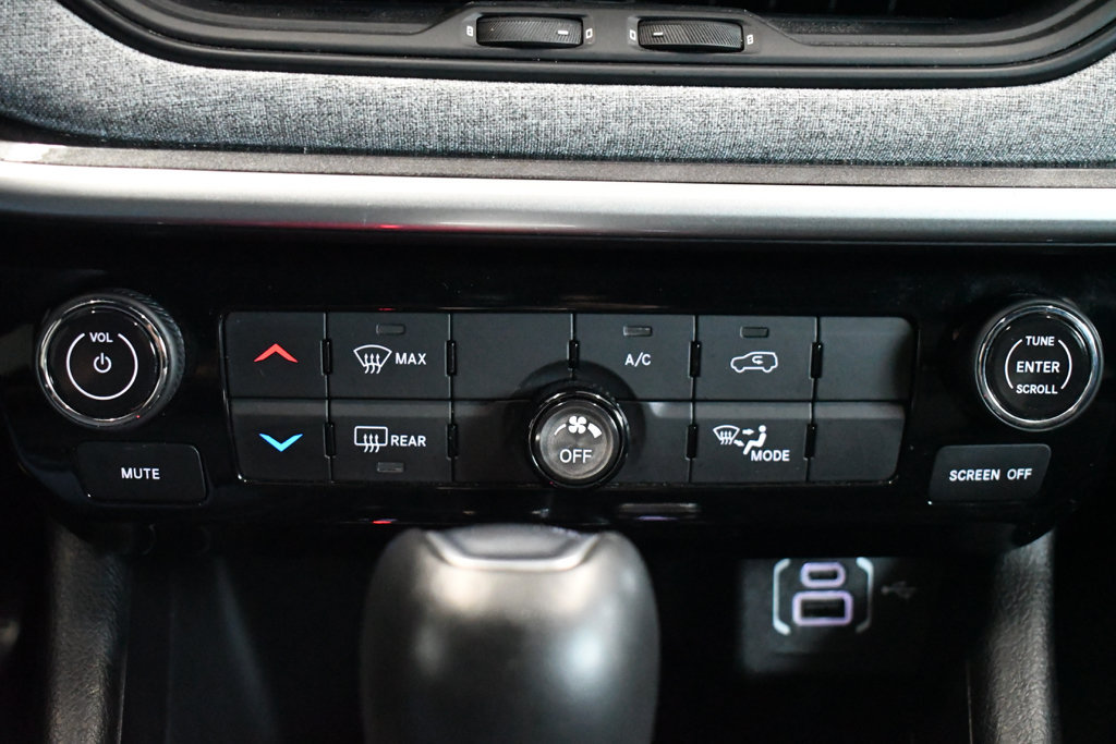 Used 2024 Jeep Compass Latitude AWD/4WD image 38