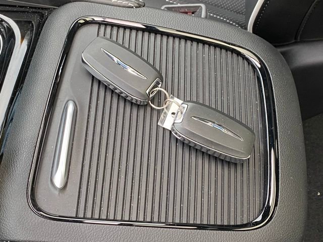 Used 2025 Chrysler Pacifica Premium image 30