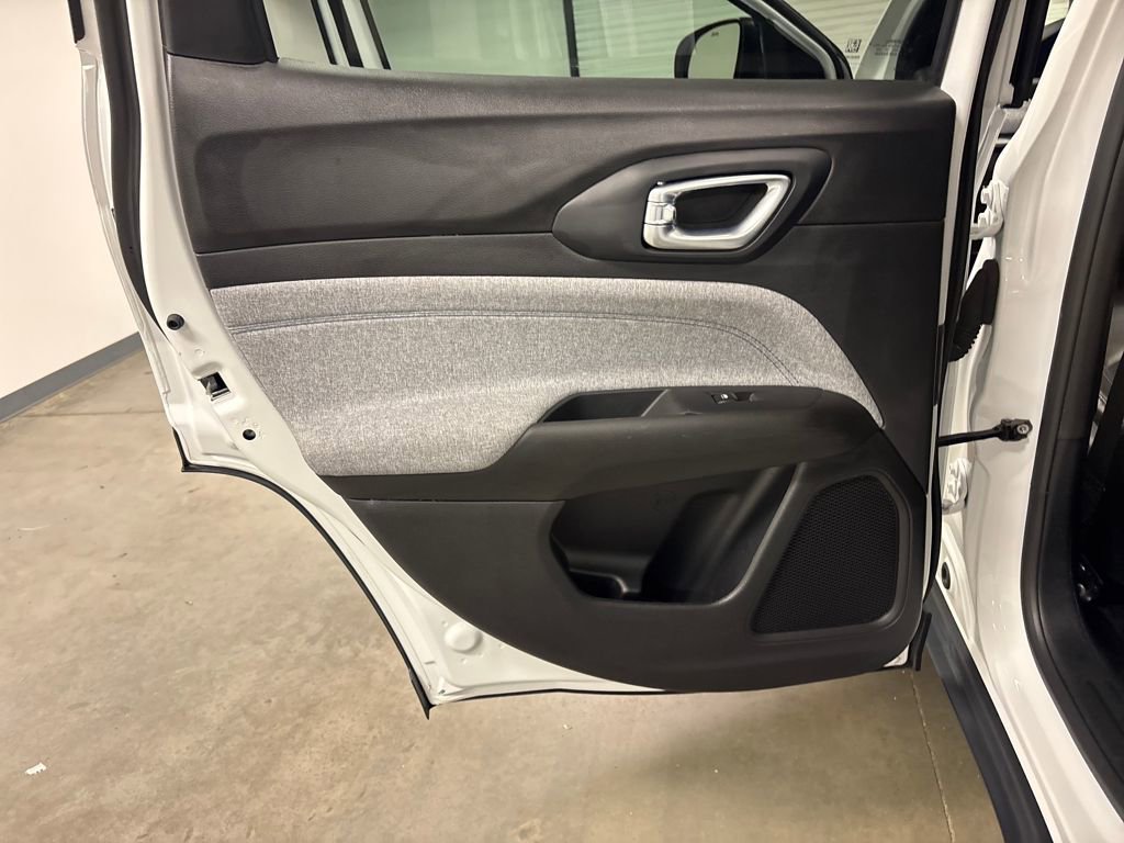 Used 2025 Jeep Compass Latitude image 28