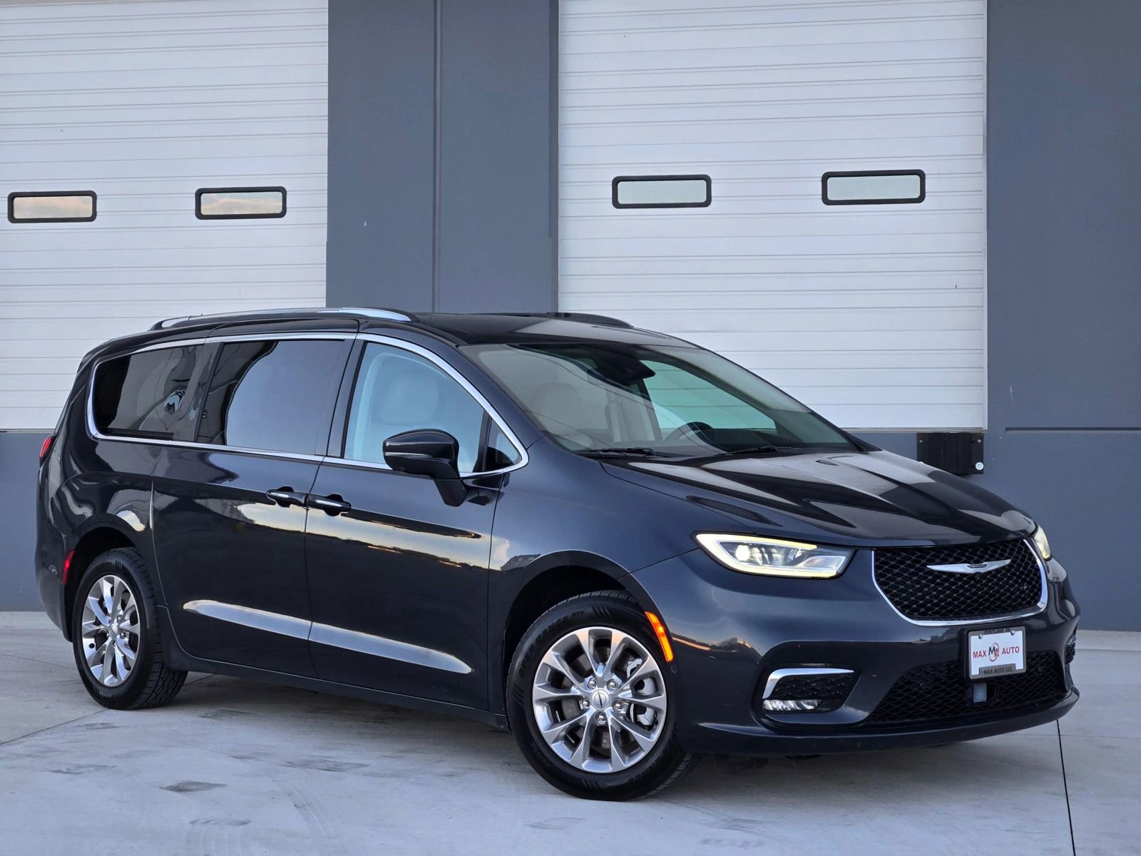 Used 2021 Chrysler Pacifica Touring-L w/ Premium & Safety Sphere Group image 1