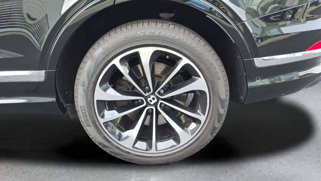 Used 2023 Bentley Bentayga image 17
