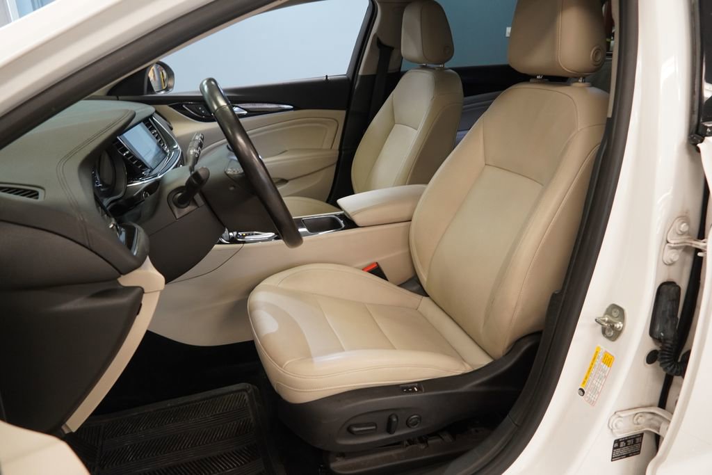 Used 2018 Buick Regal Essence w/ Driver Confidence Package #1 image 3