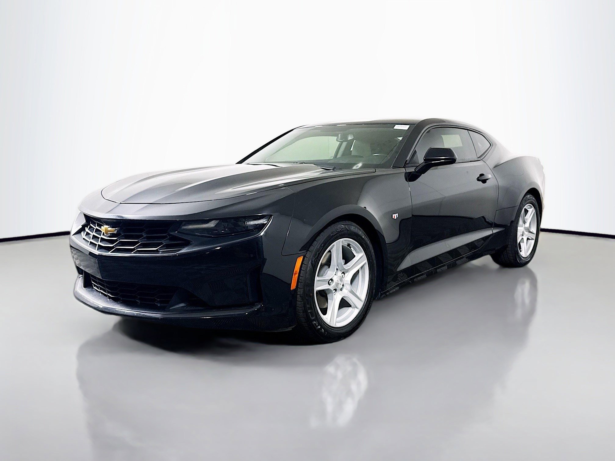 Used 2023 Chevrolet Camaro LT RWD image 4