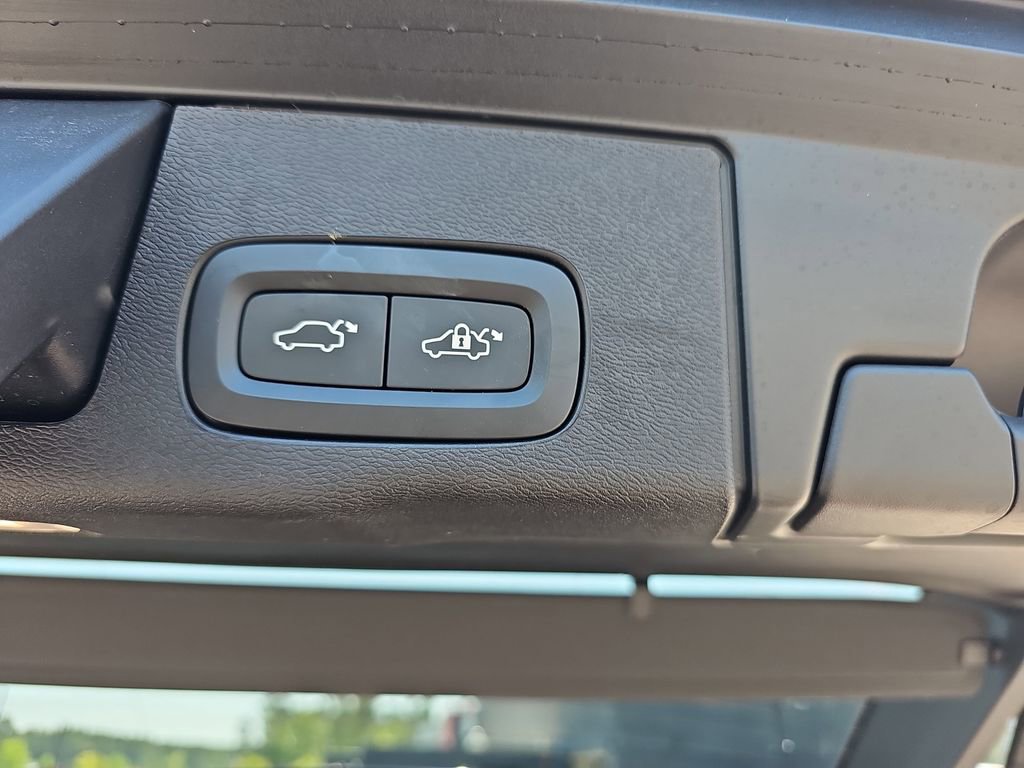 Used 2023 Volvo XC60 B5 Ultimate w/ Protection Package Premier image 17