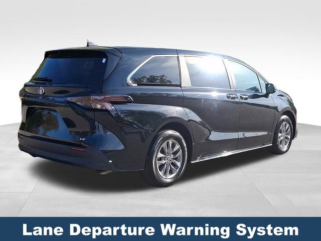 Used 2025 Toyota Sienna LE image 7
