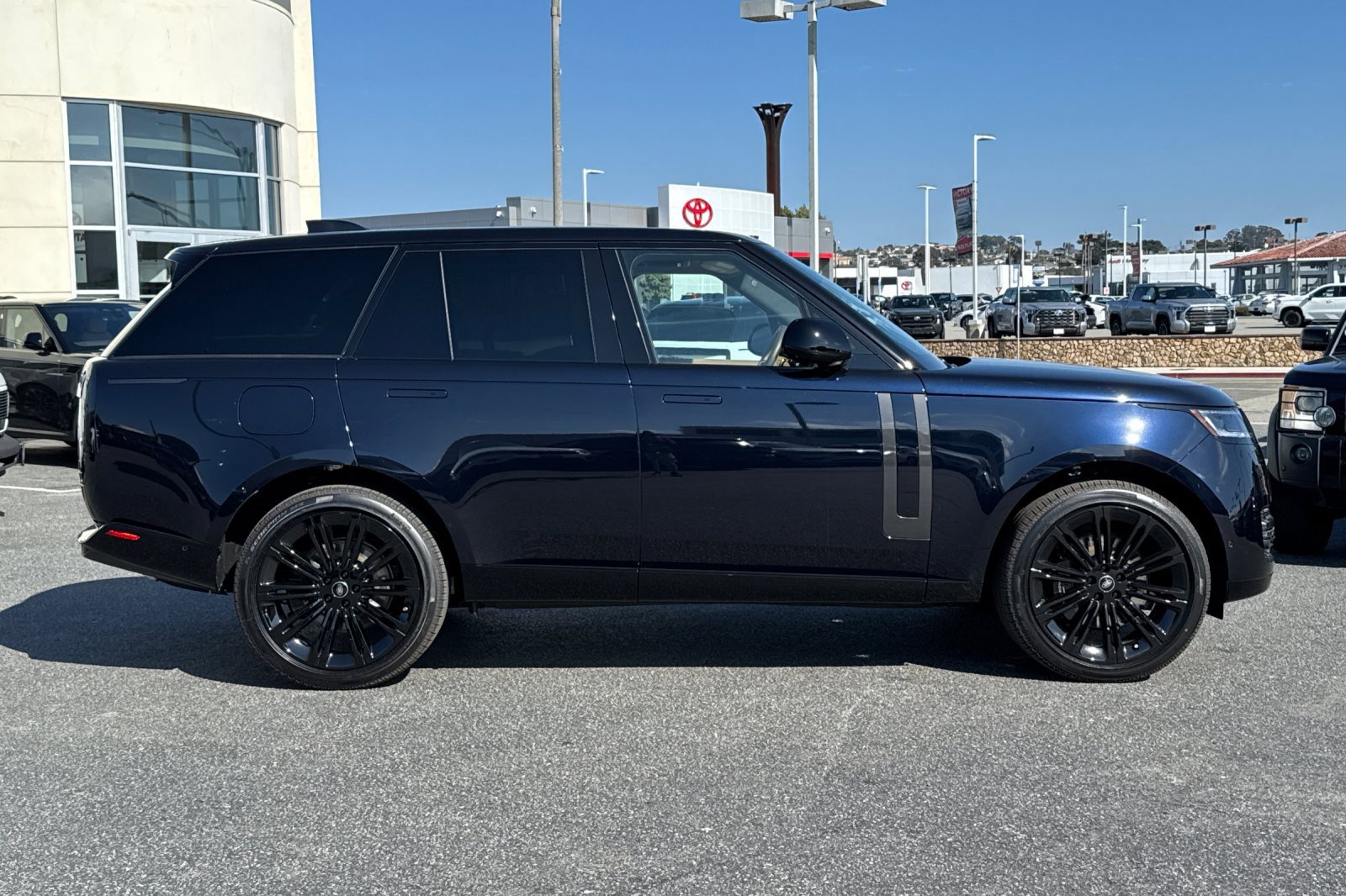 New 2025 Land Rover Range Rover SE image 6