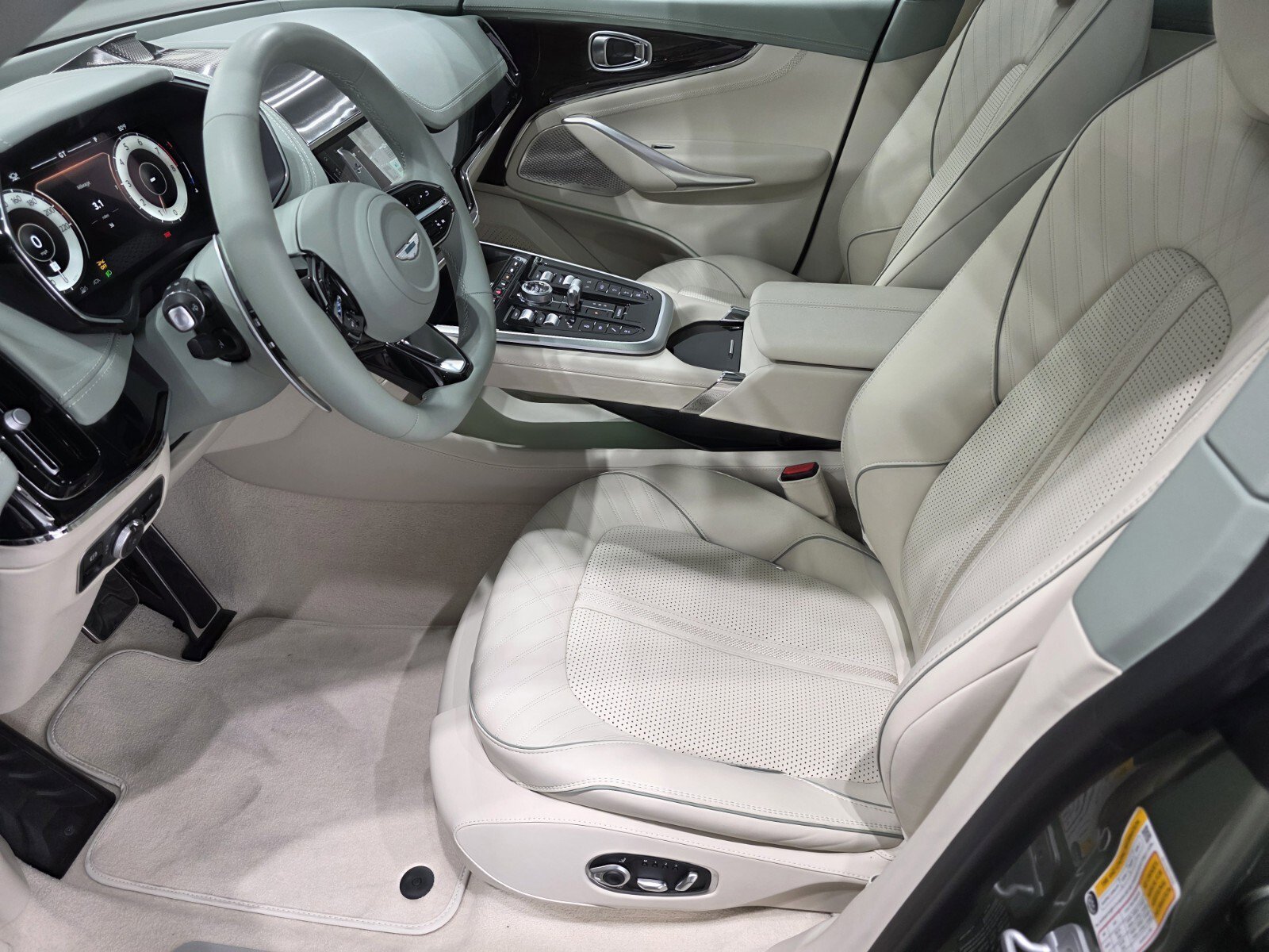 New 2026 Aston Martin DBX 707 image 17