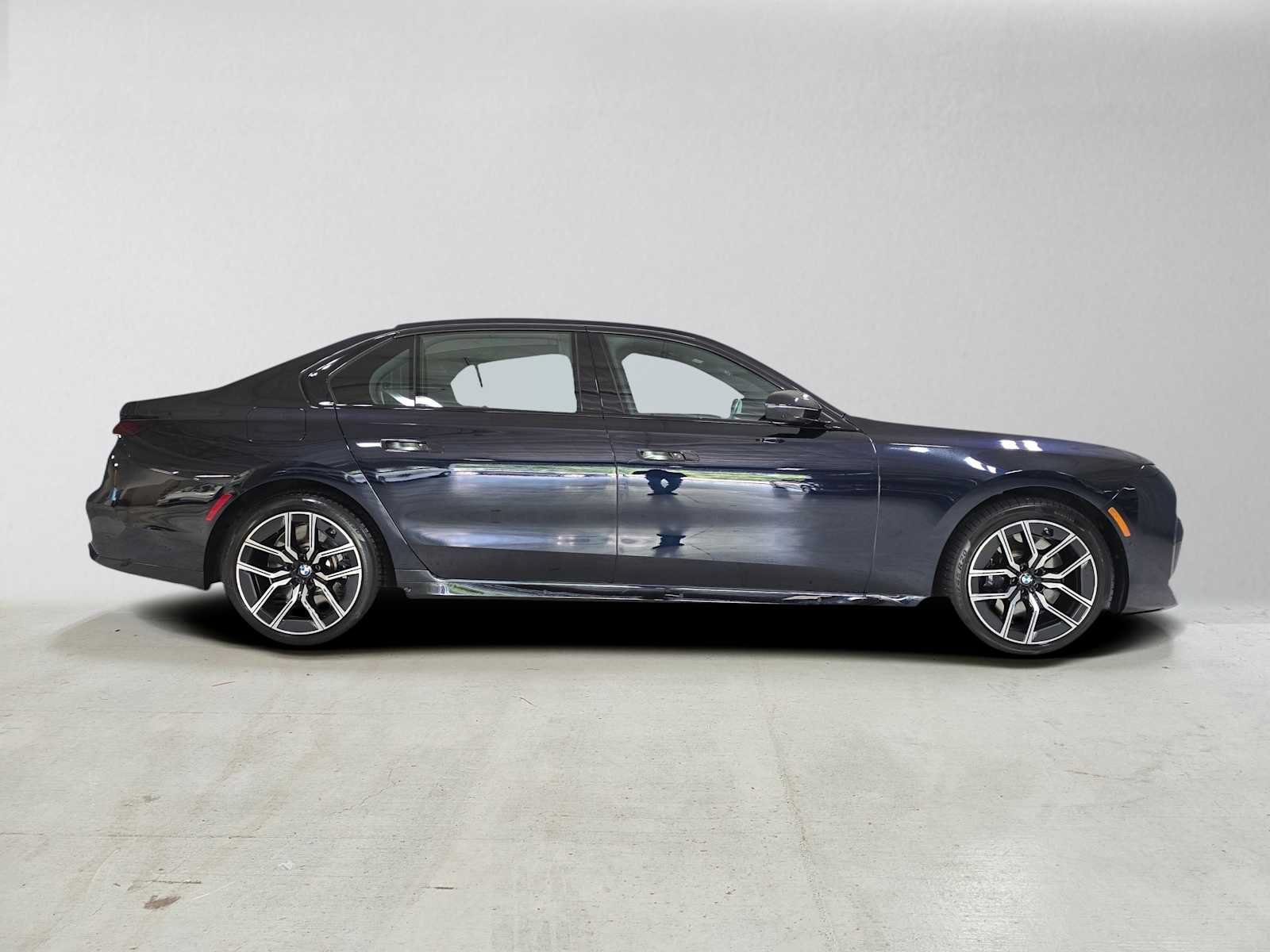 Used 2023 BMW 760i xDrive AWD/4WD image 2