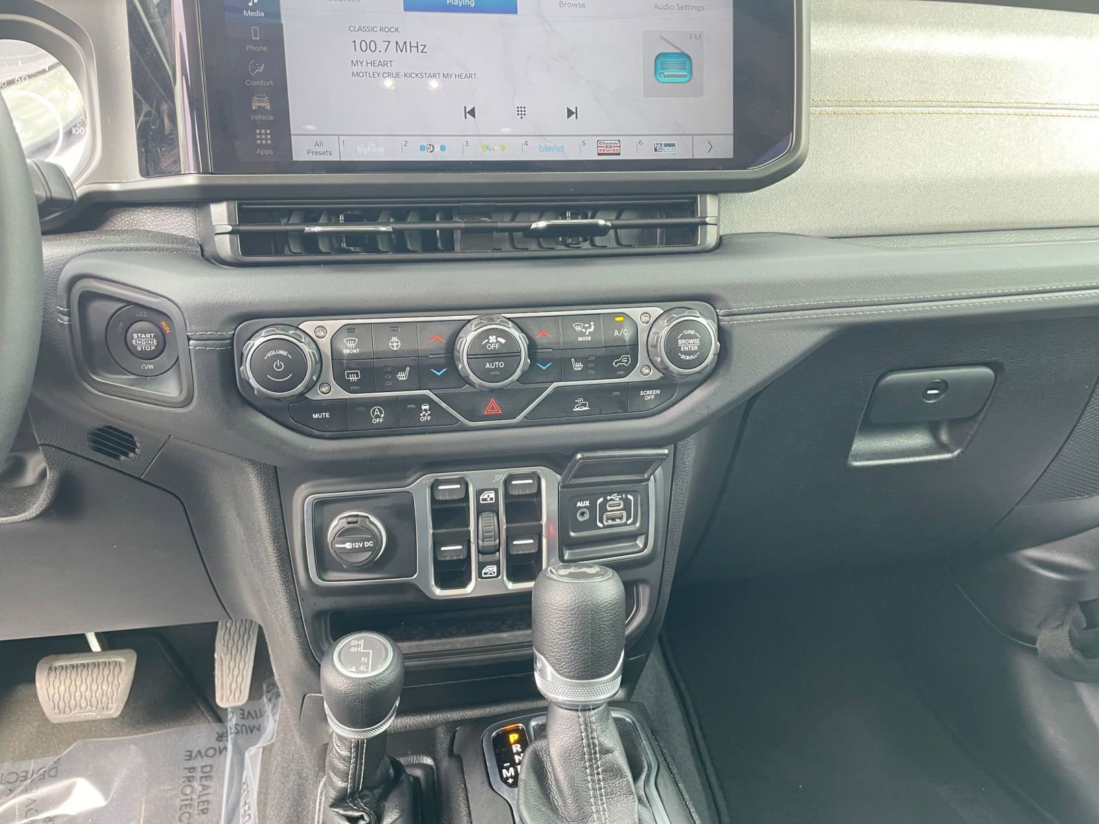 Used 2025 Jeep Wrangler Sahara image 18