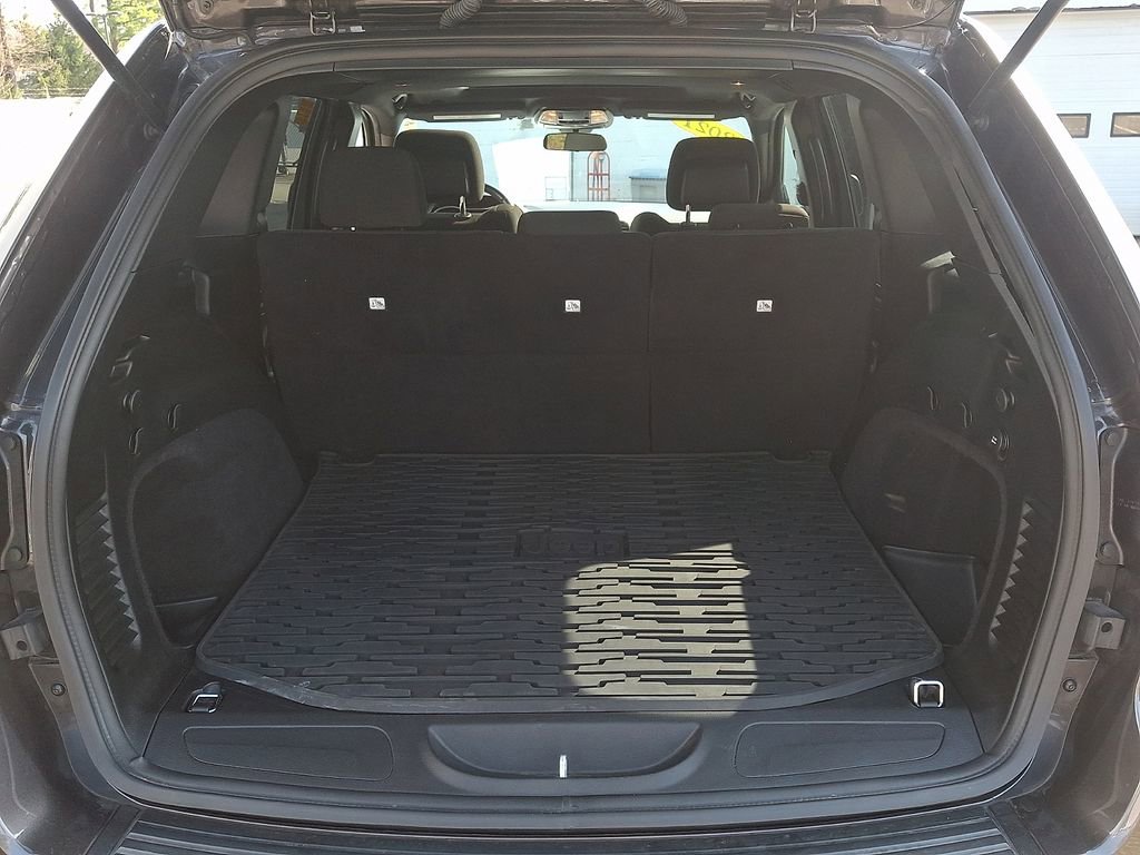 Used 2021 Jeep Grand Cherokee Laredo image 28