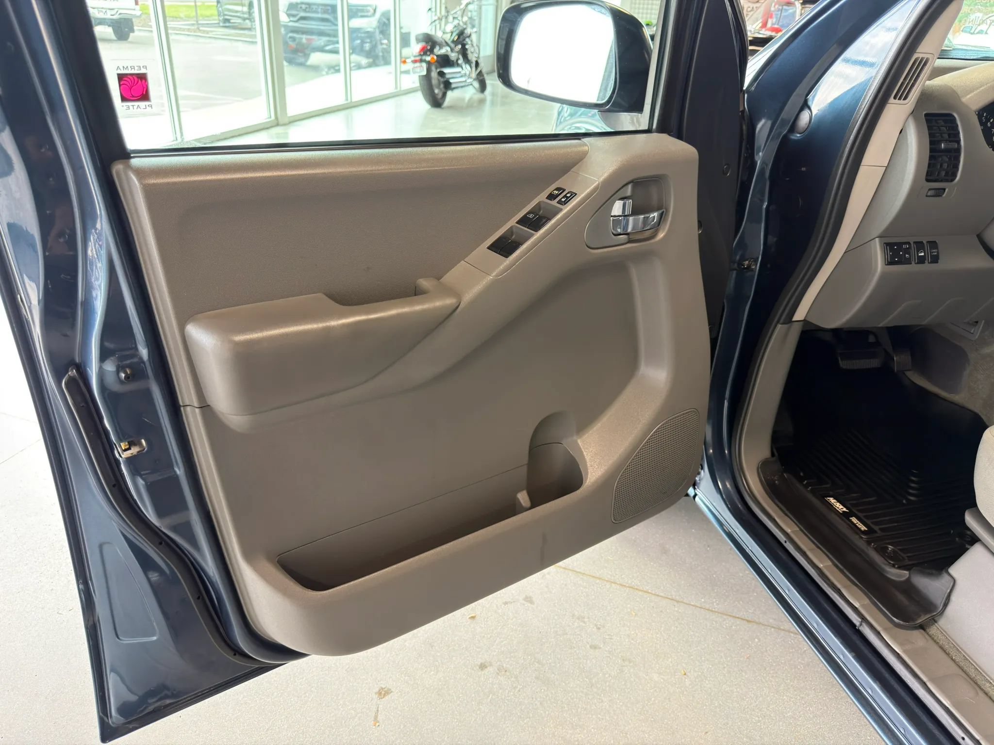 Used 2013 Nissan Frontier SV w/ SV Value Truck Pkg AWD/4WD image 15