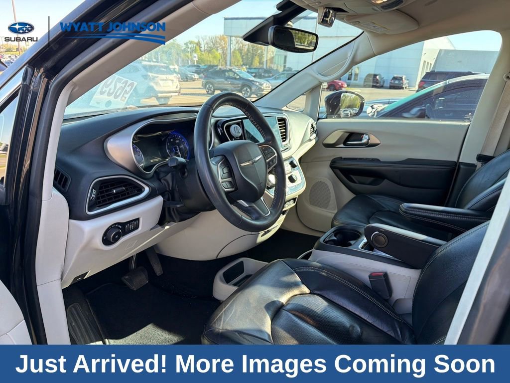 Used 2022 Chrysler Pacifica Touring-L image 10