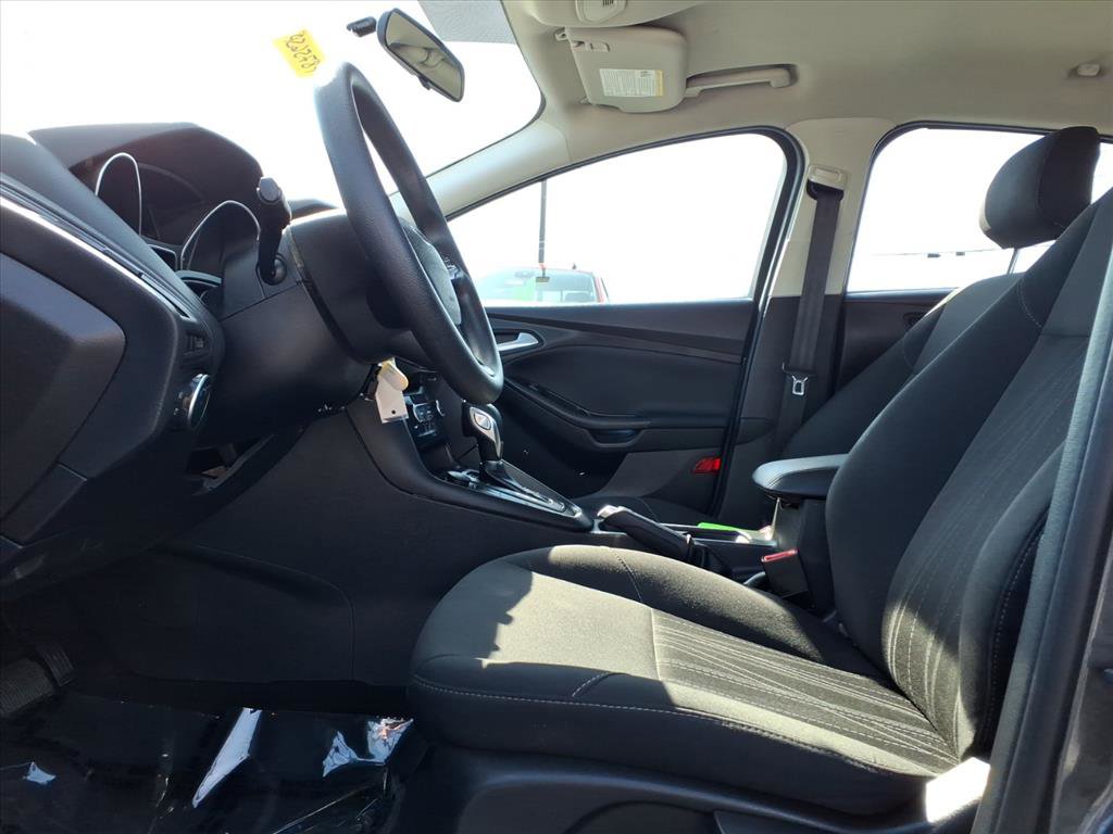 Used 2018 Ford Focus SE w/ SE Appearance Package image 24