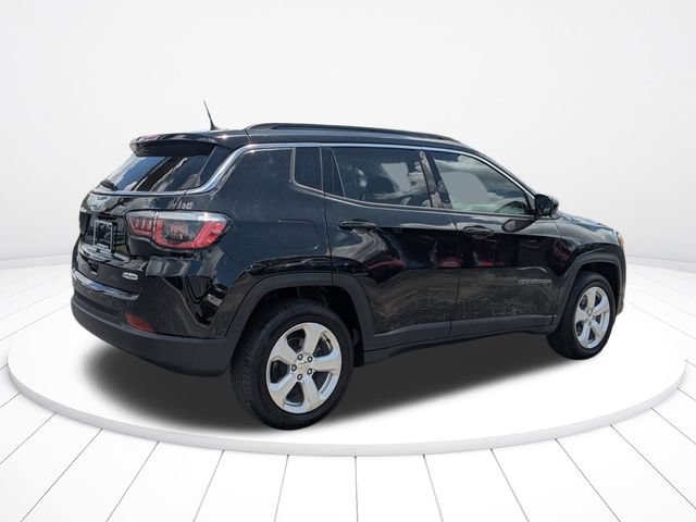 Used 2018 Jeep Compass Latitude w/ Popular Equipment Group FWD image 3