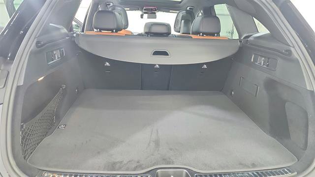 Used 2025 Mercedes-Benz GLC 300 image 11