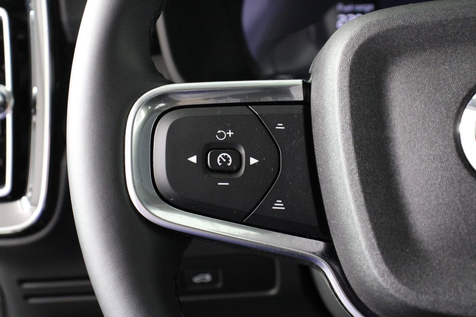 Certified 2025 Volvo XC40 B5 Plus image 10