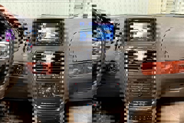 Used 2012 Chrysler Town & Country Limited w/ Luxury Group image 6