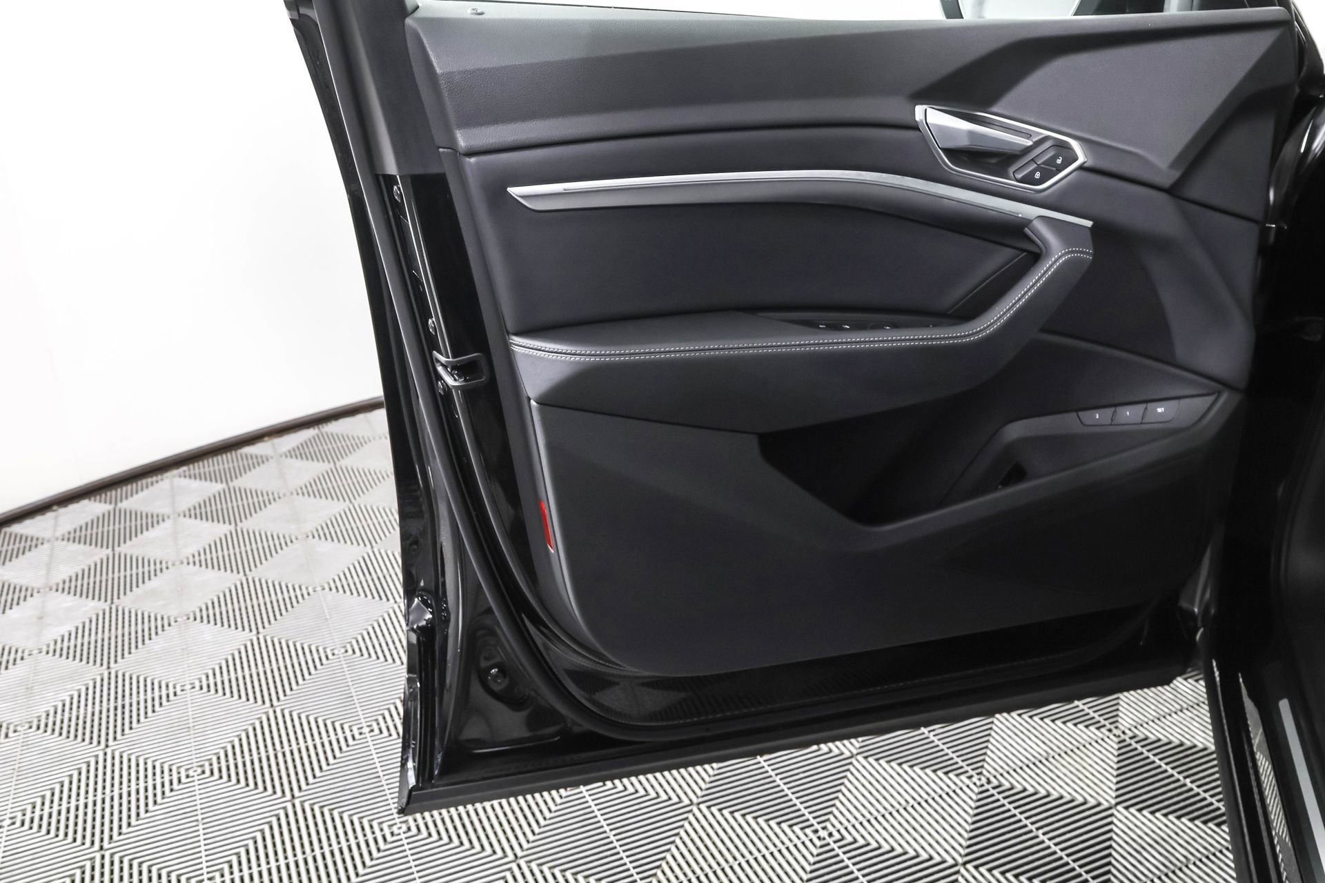 Used 2023 Audi e-tron Premium image 34