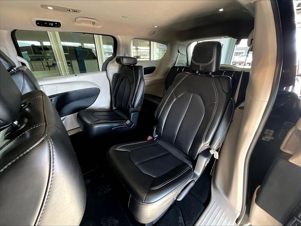 Used 2023 Chrysler Pacifica Touring-L FWD image 15