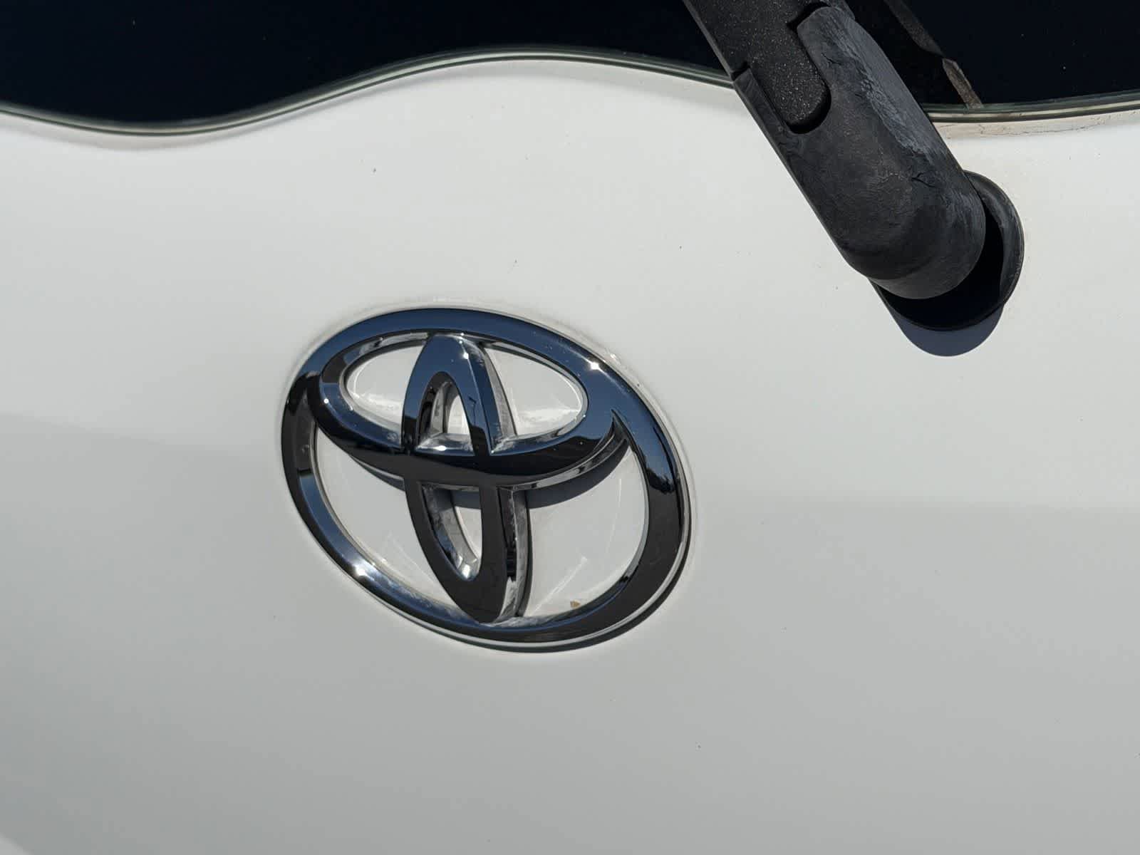 Used 2011 Toyota Yaris 2-Door Hatchback w/ Convenience Pkg FWD image 8