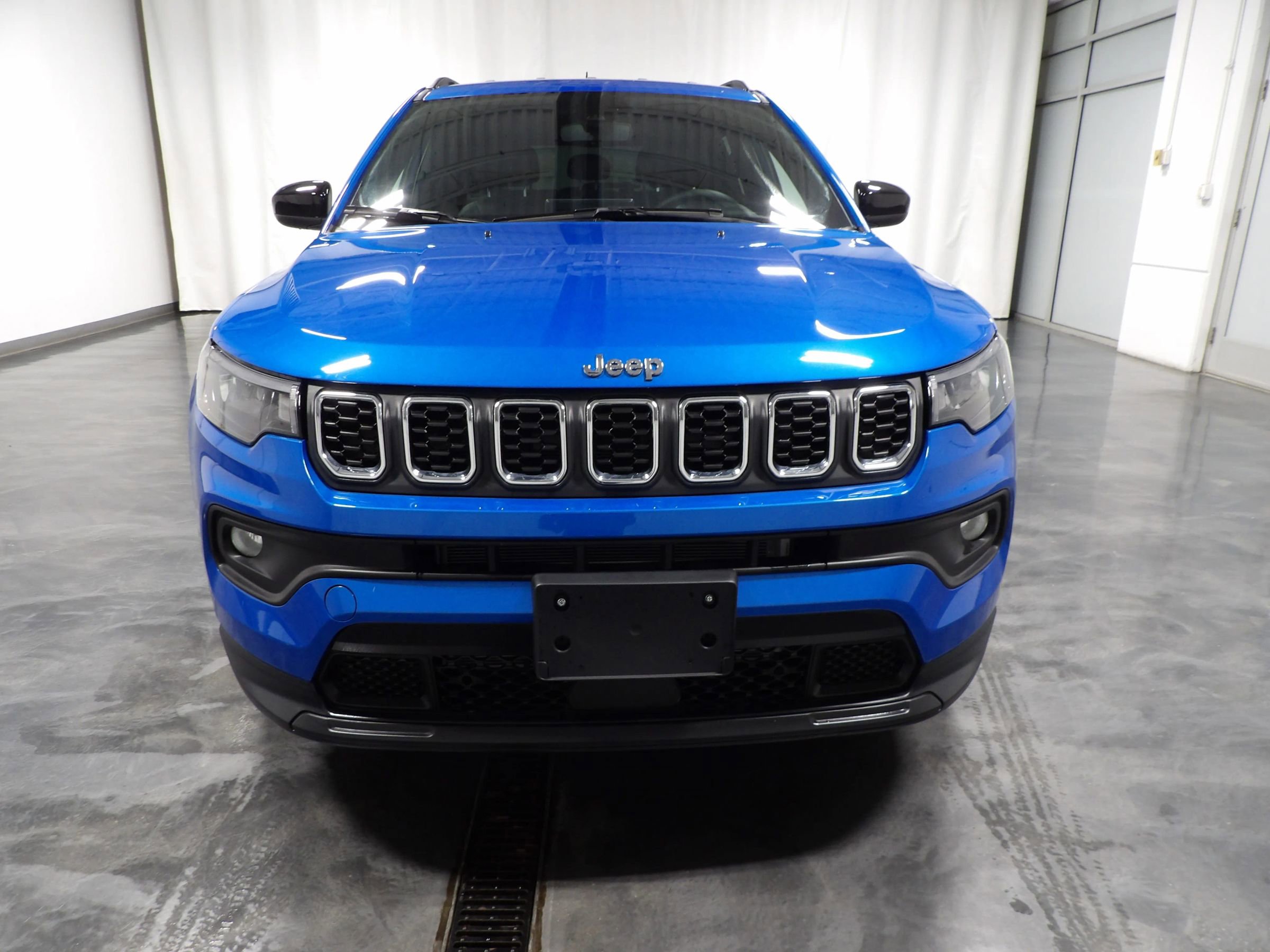 Used 2024 Jeep Compass Latitude AWD/4WD image 3
