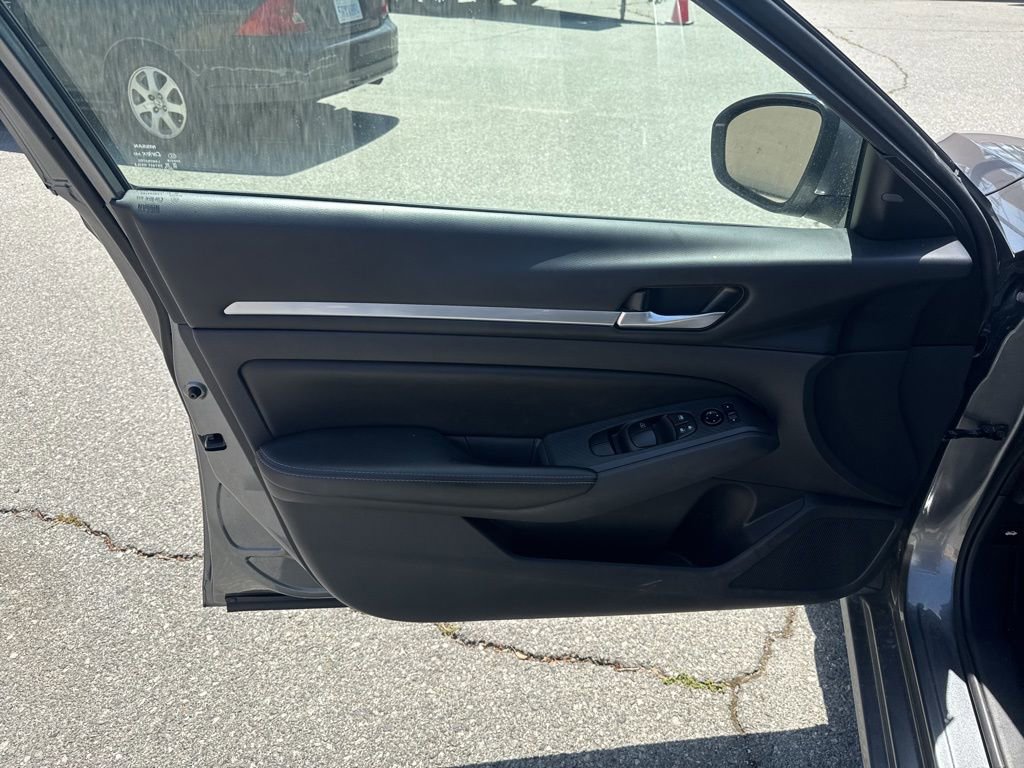 Used 2022 Nissan Altima 2.5 SV FWD image 11
