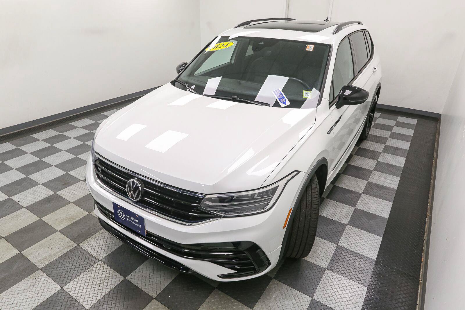 Certified 2024 Volkswagen Tiguan SE R-Line AWD/4WD image 7